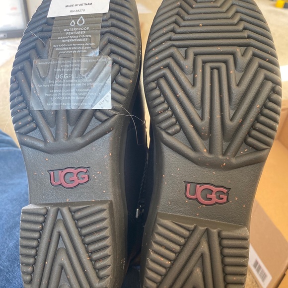 Great combat Kesey Ugg boots. So good for any season and and any occasion! - Picture 5 of 8